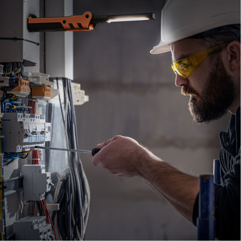Портативный многофункциональный фонарь VIDEX 400Lm 4000K (VLF-M044UV)