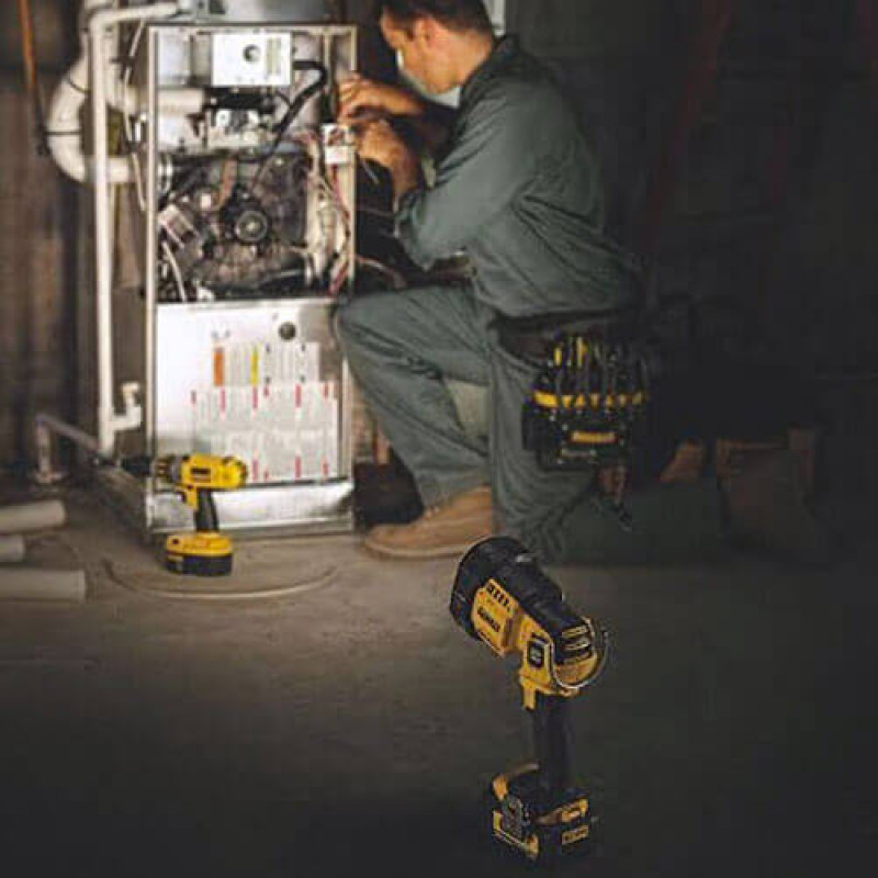 Фонарь светодиодный аккумуляторный DeWALT (DCL043)