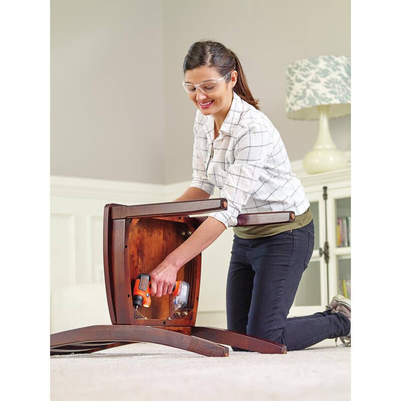 Аккумуляторная отвертка-фонарь BLACK+DECKER (BDCSFS30C)
