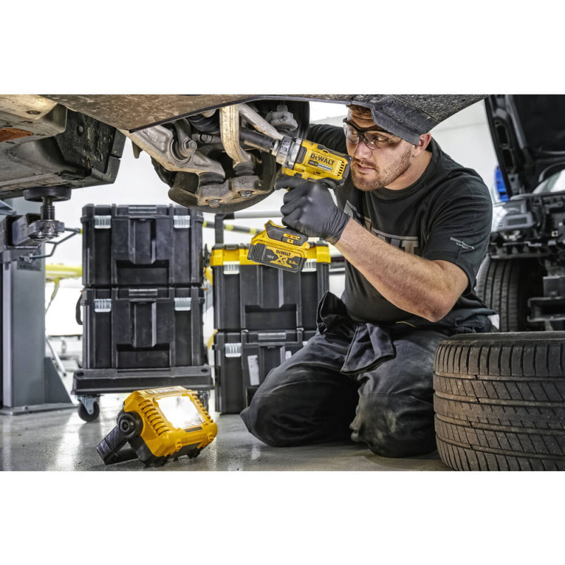 Фонарь светодиодный аккумуляторный DeWALT (DCL077)