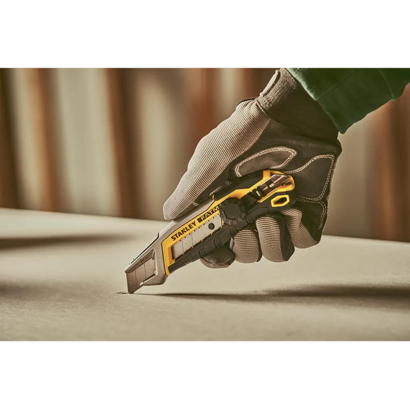 Ніж FatMax Integrated Snap Knife довжиною 165 мм з лезом шириною 18 мм з сегментами, що відламуються STANLEY (FMHT10592-0)