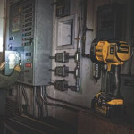 Фонарь светодиодный аккумуляторный DeWALT (DCL043) – Фото №4