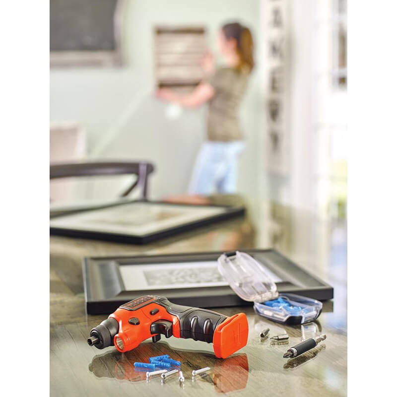 Аккумуляторная отвертка-фонарь BLACK+DECKER (BDCSFS30C)